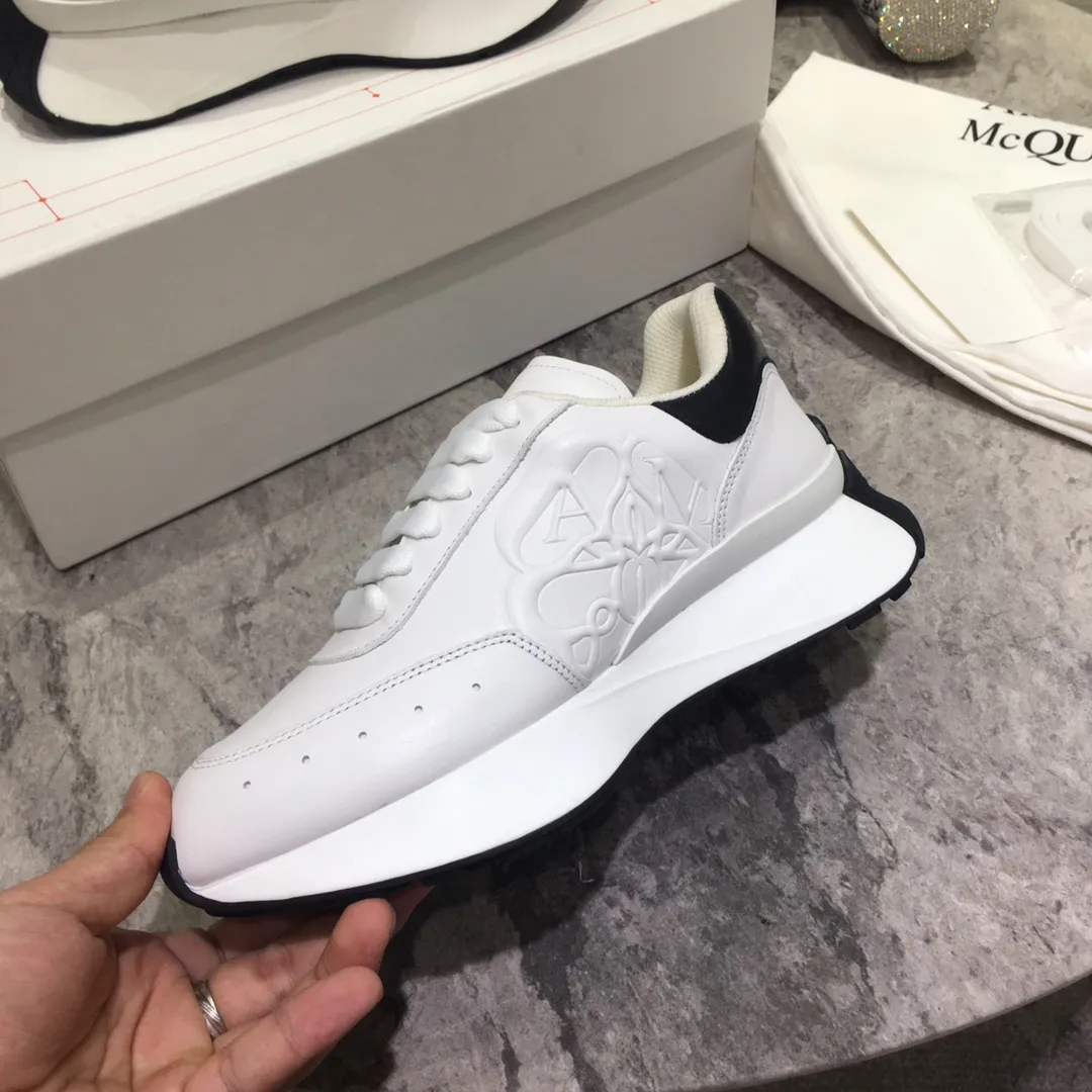 👟👟Ex-factory price 560👟👟 ALEXANDER MCQUEEN/Alexander McQueen 2022 early spring new S👟👟Ex-factory price rint sports running dad shoes Top version S👟👟Ex-factory price rint Runner uses white imported environmentally friendly leather splicing and printed concave and convex font technology for the upper and outline Seal logo. Alexander McQueen LUGO logo on the heel and tongue with Alexander McQueen signature. The sneakers feature an oversized runner's sole, which makes running comfortable and convenient. Fabric: Calfskin and cloth Lining: Mesh and sheepskin lining Filled heel non-slip and wear-resistant back cover Feet: Imported👟👟OLo injection molded sheepskin feet Outsole:👟👟Factory price U vacuum film combined with T👟👟Factory price U material Standard code number 35-45 Women's code 35-39 Men's code 40-44 40 is the custom size for women's clothing, 39 and 45 are the custom size for men's clothing.